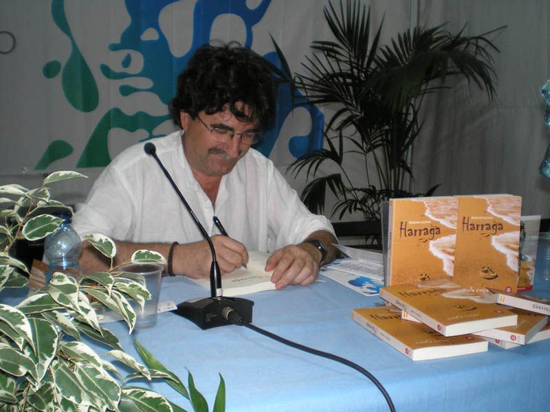 Antonio Lozano signiert sein Buch "Harraga" auf der Buchmesse Santa Cruz de Tenerife