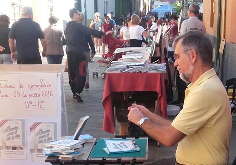 Luis Ramos signiert sein neues Buch "Alemán para el día a día" in Puerto de la Cruz|