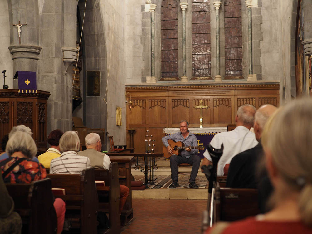 Kirche All Saints, Puerto de la Cruz, Johannes Thomsen an der Gitarre bei einer Autorenlesung von Armand Amapolas