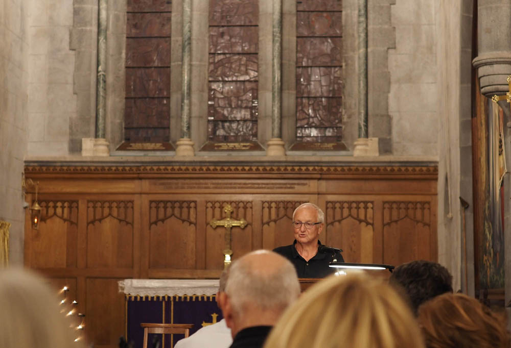 November 2024 in der Anglikanischen Kirche im Taoro Park, Armand Amapolas alias Uwe Knüpfer liest aus seinen Büchern